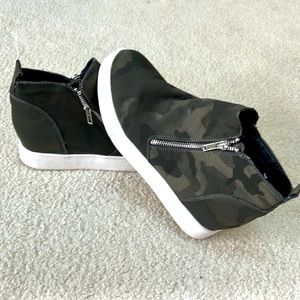 Camo printed zipper. Womens size 8.5